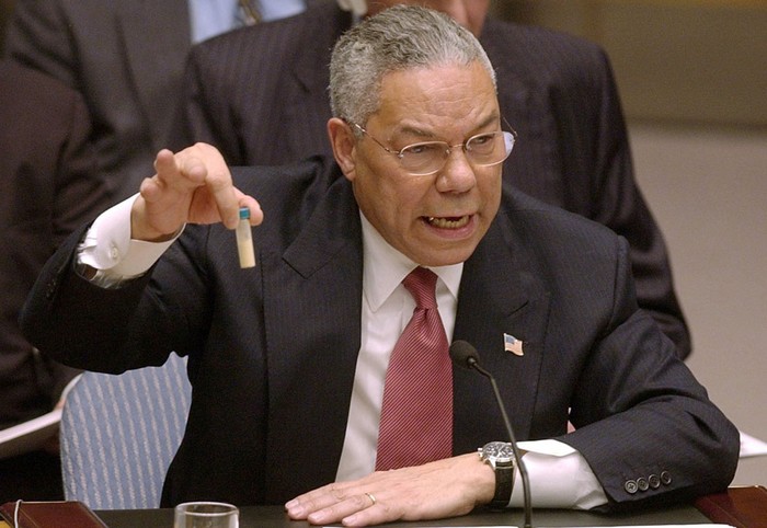 Ngày 5/2/2003, Cựu Ngoại trưởng Mỹ Colin Powell đang cầm một chiếc lọ nhỏ có chứa vi khuẩn bệnh than và cho rằng quân đội Iraq có chương trình chế tạo vũ khí mang hóa chất loại này tại một phiên họp của Ủy ban an ninh quốc gia Mỹ.